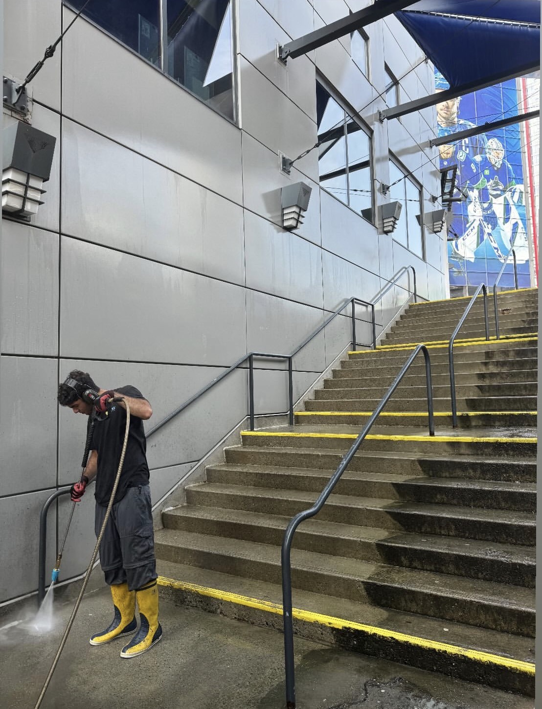 Stairs and walkway pressure washing